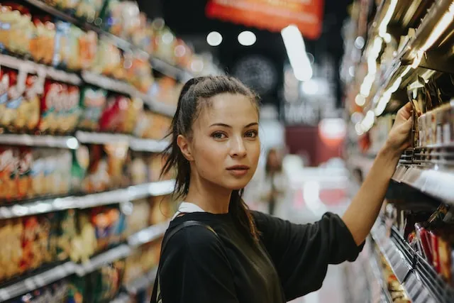 perbedaan customer dan consumer
